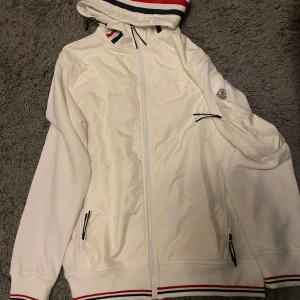 Moncler jacka  - Moncler jacka nästan helt ny då ja har haft den några månaden men aldrig använt den 