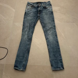 Nudie jeans  - Hej säljer ett par Nudie jeans. Jeansen är i storlek 29/32 och är i bra skick. Dom har även lite färg där bak. Hör av er om ni har några frågor