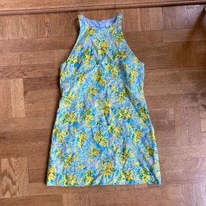 Miniklänning &Other Stories - A-linjeskuren, ärmlös miniklänning i 100% linne 🧚‍♀️ endast använd ett fåtal gånger, nypris ca 800 💕