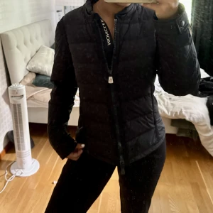 Moncler jacka - Säljer nu min fina Moncler vår/höst jacka. Köptes föra vintern men inte avvänds jättemycket. Bara fråga om de är något eller fler bilder
