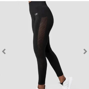 Iciw tights - Tights från iciw i storlek M, men små i storleken. Har en liten defekt😊tror originalpris är 699