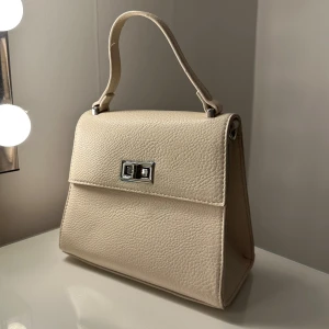 Söt vit väska  - Söt väska från Gina tricot 