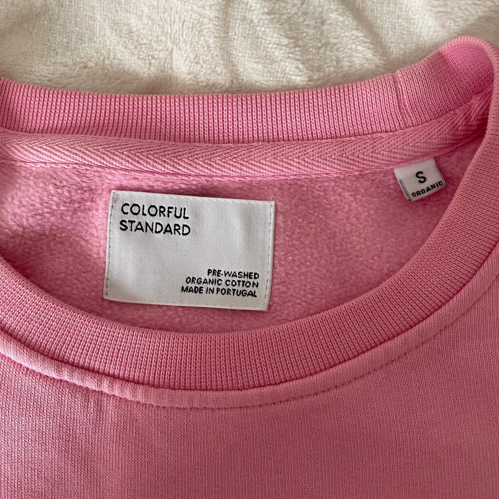 Säljer en superfin rosa sweatshirt från Colorful Standard. Den är gjord av 100% ekologisk bomull. Tröjan har en klassisk rund hals och långa ärmar, perfekt för en avslappnad stil. Den är i nyskick. Nypris 900kr. Pris kan diskuteras vid snabb affär.. Tröjor & Koftor.