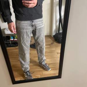 Säljer dessa feta woodbird jeans storlek i 29/30 relaxed fit är som ny i kvalitet endast använda fåtal gånger. Behövs bara strykas men hade inte tillgång till de just nu. Köpta ny pris 1100kr