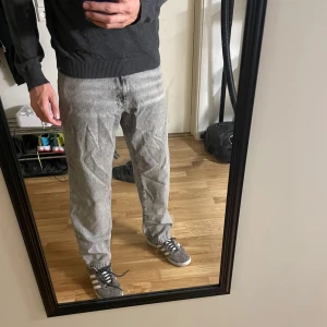 Woodbird Jeans - Säljer dessa feta woodbird jeans storlek i 29/30 relaxed fit är som ny i kvalitet endast använda fåtal gånger. Behövs bara strykas men hade inte tillgång till de just nu. Köpta ny pris 1100kr