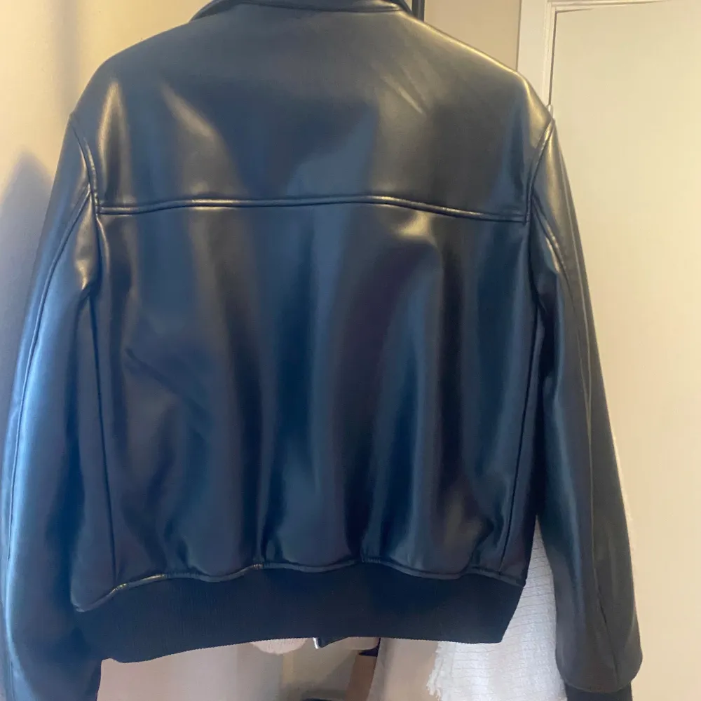 Super snygg zara bomber jacka köpt i på Zara i Zürich. Ordinarie pris 70 franken/ 700kr. Perfekt skick. Perfekt till hösten med tröja under 💖. Jackor.