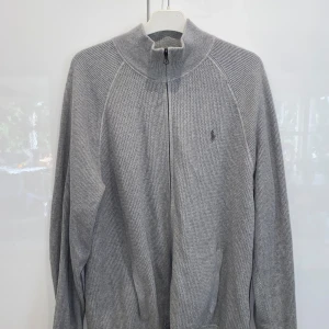 Ralph lauren zip - Säljer min gråa Ralph lauren zip för att den är lite för stor. Väldigt sparsamt använd, skick 9,5/10. Nypris 2395kr 