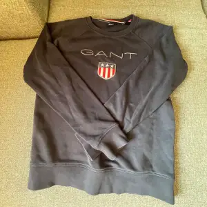 Säljer en snygg Gant sweatshirt i storlek 170. Den är mörkblå och i ett använt skick. Priset kan diskuteras.