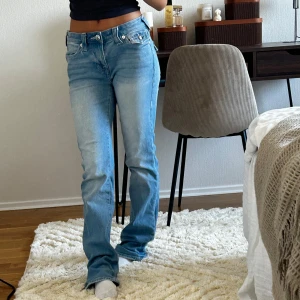 True Religion jeans🌟 - Modellen är Billie mide Rise straight. Strl w25. De är använda några gånger men är i superfint skick. liten brun fläck vid fötterna som visas i bild. Jag säljer då de är för stora för mig. Midjemått 34-36 ish. Innerbenslängd 82 cm. Köptes för 1500. 