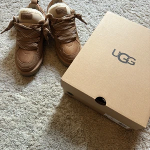 Ugg LOWMEL TRAINER "CHESTNUT" - Helt nya från Ugg butiken på östermalm. Öppet köp finns så vill någon köpa nu i dagarna så är detta de sista skorna som finns i storlek 40.  