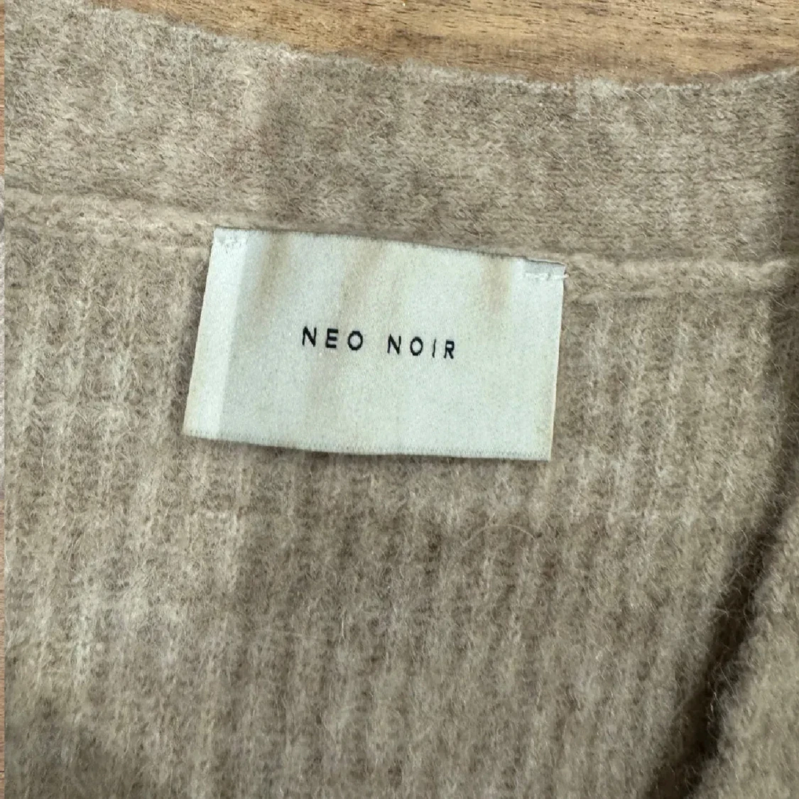 Beige stickad kofta från Neo Noir - 92