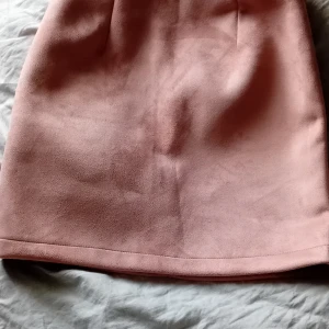 Rosa kort kjol - Fin kjol, lite mocca lik, stretch. 