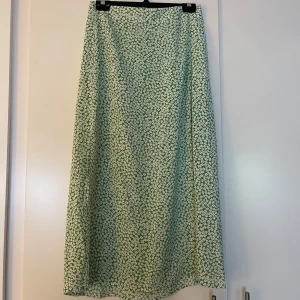 Kjol - En kjol med ett blommigt mönster, mycket svalt material och är i mycket gott skick 
