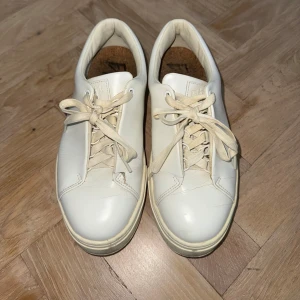 Eytys Doja Off-White - Säljer ett par Eytys i färgen cream/vita - inte alls trasiga, bara lite smuts som säkert går att få bort för den som kan nått om att tvätta skor!  Nypris: 2100 kr