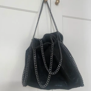 Svart glittrig väska - Svart glittrig väska inspererad av Stella McCartney Fallabella väskan💕⭐️ (Defekt sista bild)