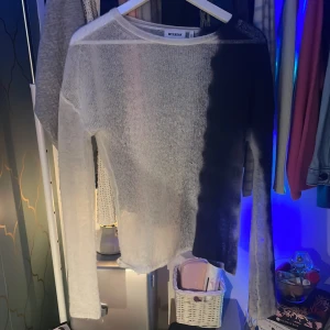 Stickad tröja - Populära weekdaytröjan🙌🏻 använd ca 3 gånger och inga deffekter.