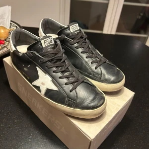 Golden goose skor - Tjena säljer ett par golden goose skor i storlek 42 skorna är väldigt sköna och riktigt feta dom är i hyfsat skick det är bara att höra av er om ni undrar något?😀