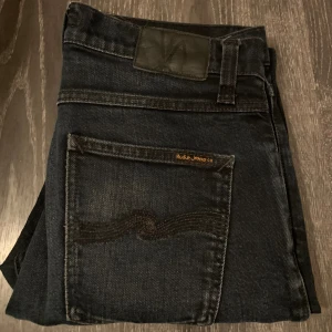 Svarta jeans från Nudie Jeans - Säljer dessa riktigt feta jeansen från nudiejeans i storlek 29/32. Riktigt bra och fräscht skick! dm vid funderingar. 