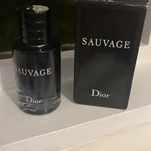 En dior sauvage som är halv full, 30 ml