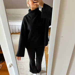 Stickad tröja bikbok - säljer denna superfina stickade tröjan från bikbok med lite polokrage! 🩷