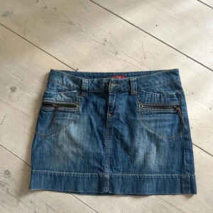 XX jeans - Säljer en kort kjol i storlek M mycket fint skicka. Väldigt populär säljer för 150 kr☺️