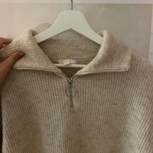 Hm tröja med zipper - Mycket bra skick, använda fåtal gånger. Skicka meddelande om du vill ha fler bilder.