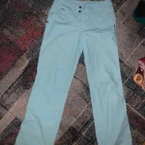 Ljus blåa byxor  - Knappt andvänt. Passar mig helt ok och är 154cm