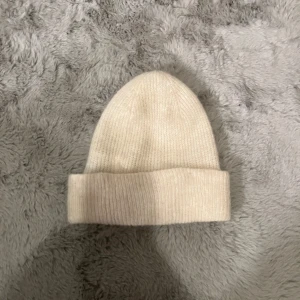 Vit mössa  - Skick:8/10 knappt använd  Från: HM  Nypris:100kr