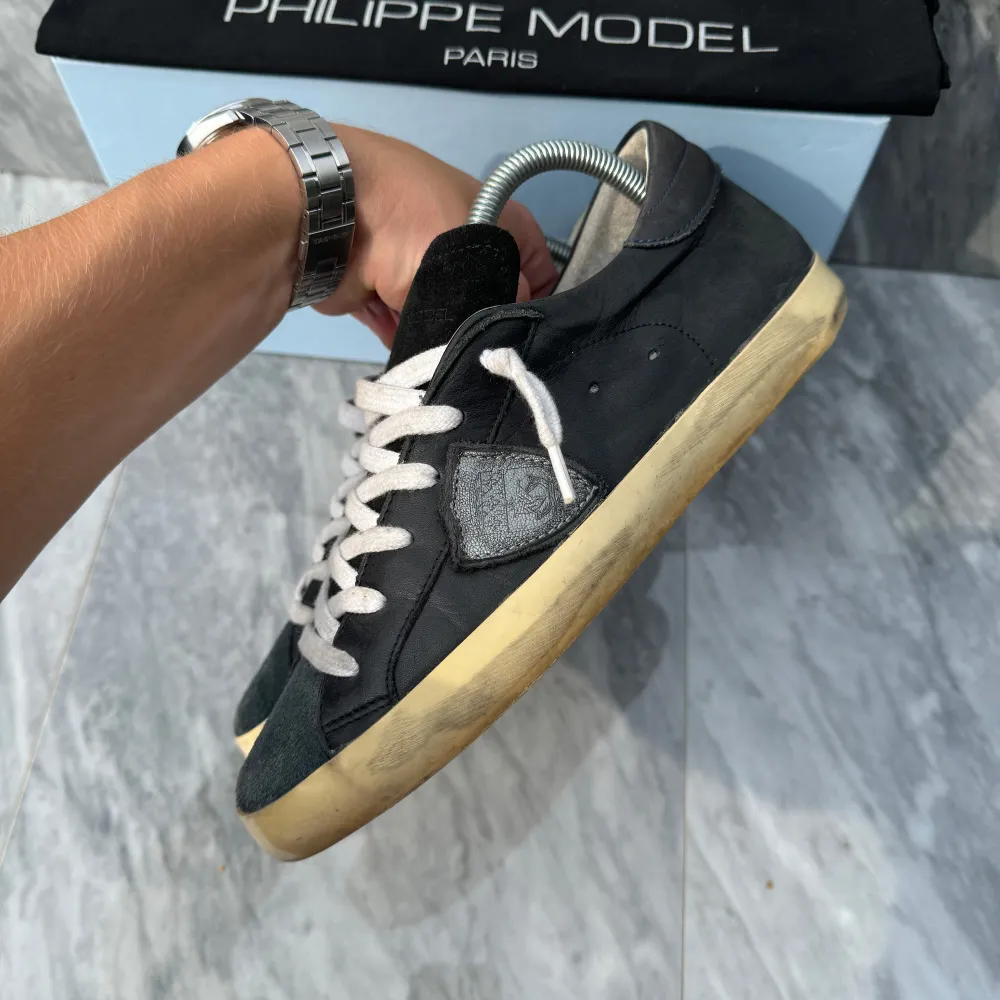 STEAL! Philippe Model sneakers | Utmärkt skick, gått upp lite under | Sitter 0,5 storlek större | Nypris: 4000 kr | Ingår: endast skorna | Frakt spårbart via Postnord eller Instabox, där köparen betalar | Tveka inte att höra av dig vid frågor📩. Skor.