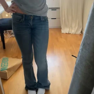 Lågmidjade bootcut jeans weekday  - Säljer dessa jätte fina jeans i storlek 25/32. Materialet är stechit. Använda en gång i typ 2 timmar därmed priset. Nypris 400kr ❤️