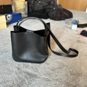 Väska GinaTricot - Väska från GinaTricot. Knappt använd, super bra skick.