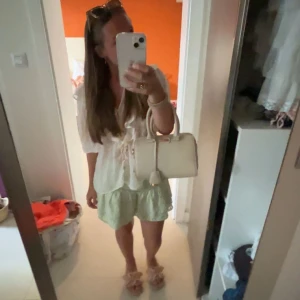 Vit blus med volangdetaljer - Säljer en superfin blus från zara. Blusen har ett prickigt mönster och trekvartsärmar. Den är både söt och stilren, passar till både vardag och fest!