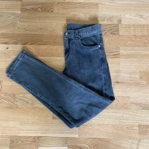 J Lindberg Jeans - J Lindberg jeans, i färgen mörkgrå, storlek w30 l30, nypris 1499, hör av er vid funderingar, priset är förhandlingsbart!