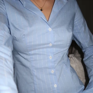 Figursydd skjorta zara, slutsåld - Figursydd skjorta med ränder i silvertråd. Sitter tight i midjan och har stretchiga tyg. Aldrig använd. 💗