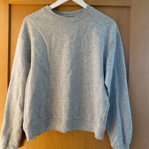 Grå sweatshirt  - Grå sweatshirt från Cubus i nyskick 