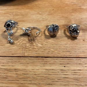 Silver ringar! Läs gärna beskrivningen 🖤 - Säljer dessa ringar då jag inte använder de riktigt. Du kan köpa de för 30kr styck eller alla fyra för 100kr 🙏
