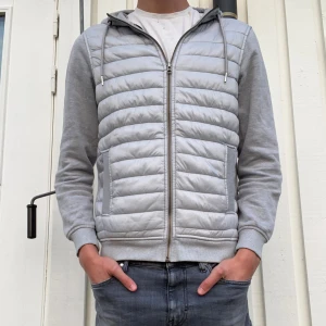 Livergy cardigan - Här har vi en snygg livergy cardigan, den är i väldigt bra skick och har mycket kvar att ge👍 