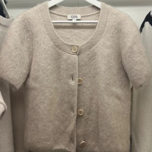 Stickad Kofta Från COS - Beige Stickad Kofta från COS i storlek M