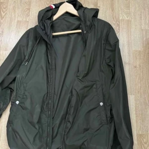 Moncler vindjacka  - Moncler vindjacka i storlek XL men skulle säga den passar en större M Självklart äkta !  Olivgrön färg Säljs eftersom jag köpt en ny i en annan färg  Pris går att diskutera 