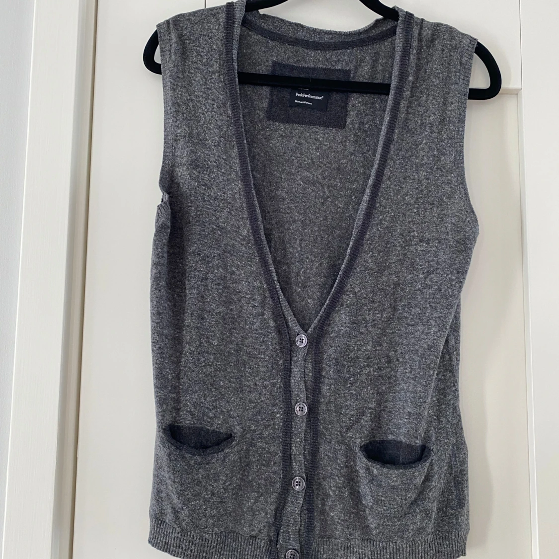 Ny grå väst i linne och bomull i strl M från Peak Performance, modell Lia V