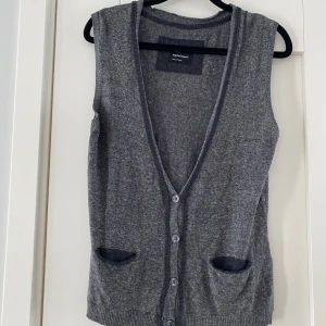 Ny grå väst i linne och bomull i strl M från Peak Performance, modell Lia V - Ny grå väst i linne och bomull i strl M från Peak Performance, modell Lia V.  Ny, aldrig använda  Mått Över bröstet: ca 48 cm Längd från axeln och ner: ca 60 cm  55% linne och 45% bomull   Kommer från ett djur och rökfritt hem.