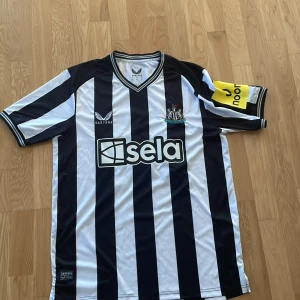 Newcastle fotbollströja  - Säljer nu min Alex Isak tröja i storlek L. Använd fåtal gånger!  