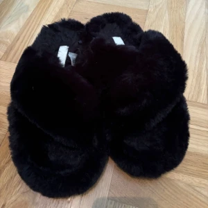 Fluffiga tofflor  - Säljer mina fluffiga tofflor från hm som är använda en gång. Det är i superfint skick och i storlek 38