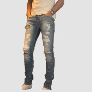 Replay Anbass  - Ljusblåa replay anbass med slitningar i storlek 31/34 sitter riktigt bra i stilen slim fit Skick 8/10 mycket bra skick Tveka inte att höra av dig vid fler frågor & funderingar! Modellen är ca 190cm lång och väger 76kg