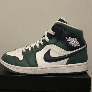 Air Jordan 1 Mid - Säljer ett par Air Jordan 1 Mid i mycket bra skick! Storlek 40.