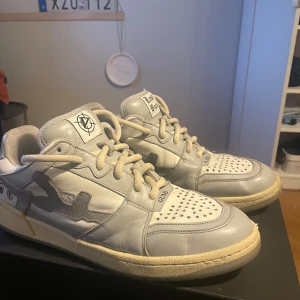 Lost boys x Vicinity skor - Säljer dessa feta Lost Boys Archive skor som är runt 2 år gamla. Fett rare finns bara 3000 ute och detta är nummer 2350. Ny priset var 2000kr och priset kan självklart diskuteras.
