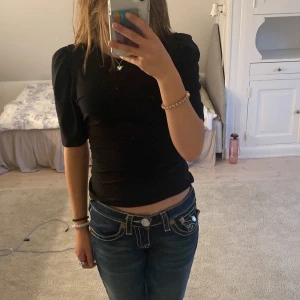 Jätte fin svart topp - Jätte fin svart topp från only, säljer då jag inte andvänder den så ofta❤️den är väldigt liten i storleken 