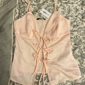 Rosa korsett från Gina Tricot - Säljer en superfin ljusrosa topp från Gina Tricot!💗
