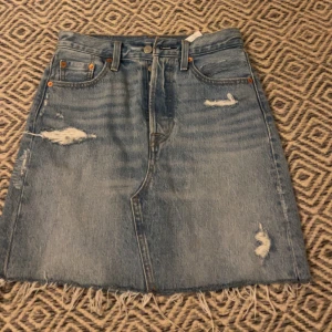Jeanskjol - Säljer denna snygga jeanskjol från Levi’s i storlek w25, då den ej passar längre och inte kommer till användning. Använd fåtal gånger då den redan var rätt liten för mig när jag köpte den 💕
