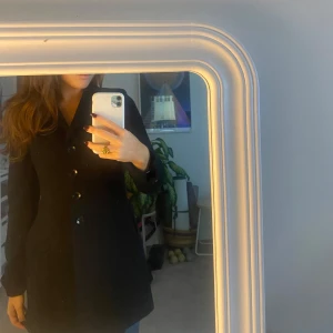 Kappa med knappar - Söt knappa som sitter åt i midjan, går att öppna knapparna också. Köptes I Milano för flera år sen, kommer ej ihåg vart. Har aldrig användt den då den är lite för liten för mig tyvärr